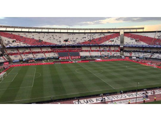 Lentamente el Monumental va tomando color argentino