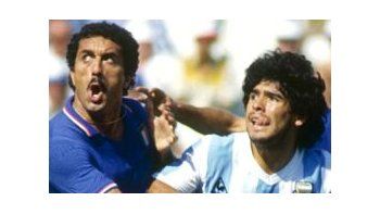 Dura marca. Maradona lucha con Gentile durante el Mundial 82.