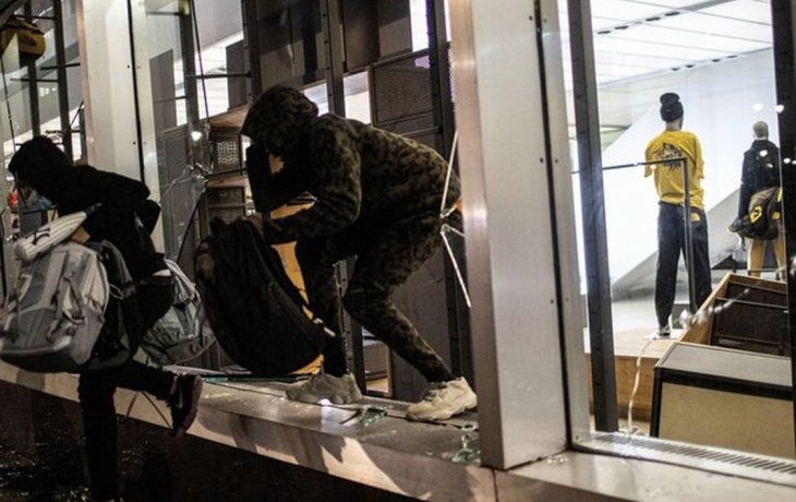 El aumento de un 130% de los tiroteos durante el mes de junio se le atribuye en principio a las manifestaciones en contra de la brutalidad policial.