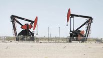Precios del petróleo cayeron por temor a la recesión, pero recortes de oferta dan apoyo