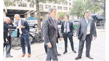Actividad. Alfonso Prat Gay inició ayer en Washington la actividad que desplegará durante la cumbre del FMI y el Banco Mundial. La foto, al ingresar a la sede del BM para reunirse con su titular.