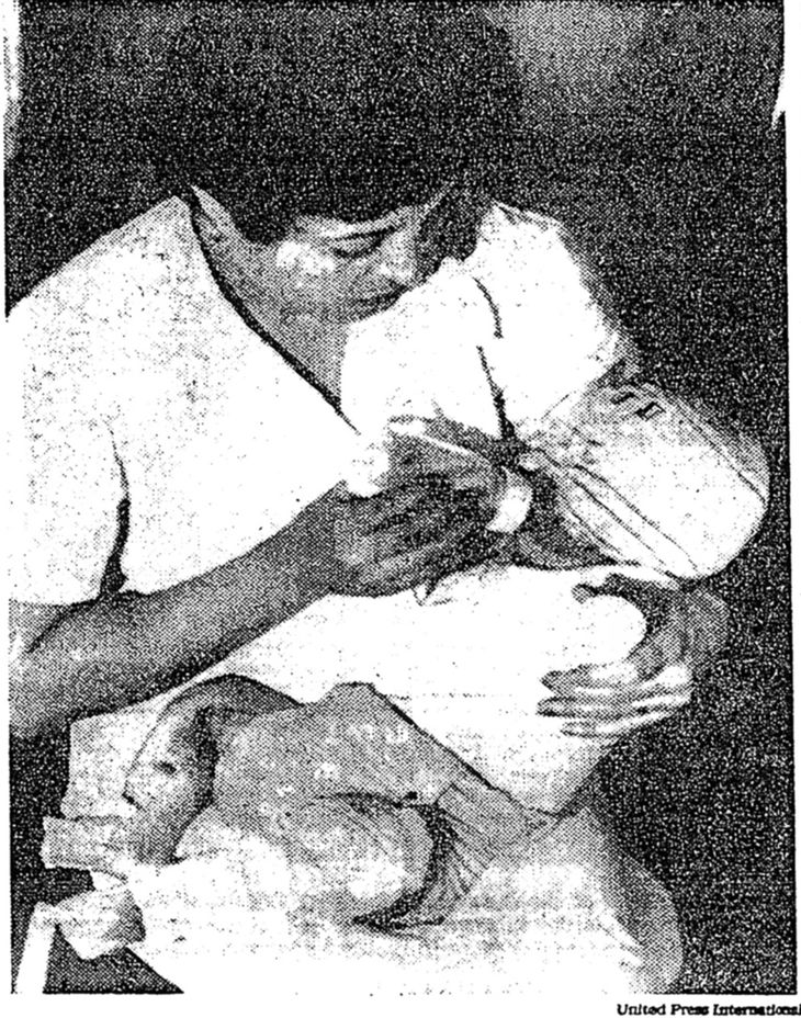 Esta foto de agosto de 1982 de un bebe que había perdido sus brazos durante un bombardeo Israelí fue lo que llevó a Ronald Regan a ordenar a Manchen Begin suspender los ataques sobre el Líbano. Los Israelíes disputaron la veracidad de la foto, pero la verdad nunca fue confirmada por ninguna fuente independiente. Esta foto de agosto de 1982 de un bebe que había perdido sus brazos durante un bombardeo Israelí fue lo que llevó a Ronald Regan a ordenar a Manchen Begin suspender los ataques sobre el Líbano. Los Israelíes disputaron la veracidad de la foto, pero la verdad nunca fue confirmada por ninguna fuente independiente. 