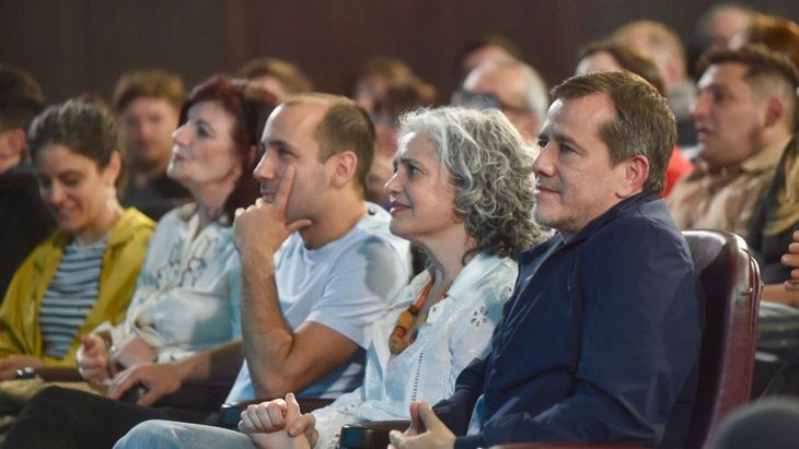 El senador Mariano Recalde junto a su compañera de lista, Ana Arias. De fondo, Itai Hagman, candidato a diputado. El senador Mariano Recalde junto a su compañera de lista, Ana Arias. De fondo, Itai Hagman, candidato a diputado.