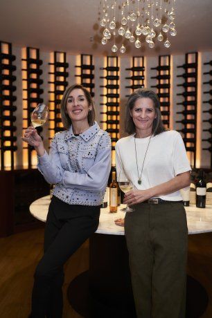 María Mendizábal and Florencia Rampoldi carry out the event. 