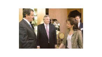 Néstor Kirchner y su esposa, ayer con el presidente de México, Vicente Fox.