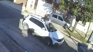 El joven de 19 años fue arrastrado varias cuadras sobre el capot de una camioneta tras un choque en Hurlingham.  El joven de 19 años fue arrastrado varias cuadras sobre el capot de una camioneta tras un choque en Hurlingham.