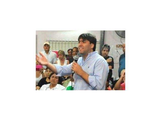 Diego Bossio durante una recorrida por José C. Paz.