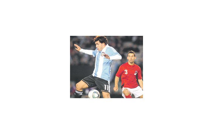 ámbito.com | El saludo entre Lavezzi y Messi. Lío mostró parte de su repertorio en un equipo que no brilló. Abajo, Carlos Tevez,  «el jugador del pueblo», que le dio otros bríos a la Selección.