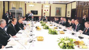 Contacto. Hugo Passalacqua (Misiones) y Gustavo Bordet (E. Ríos), a la derecha de Mauricio Macri ayer durante el brunch con empresarios rusos, quienes se mostraron seducidos por las bondades de esas dos provincias.