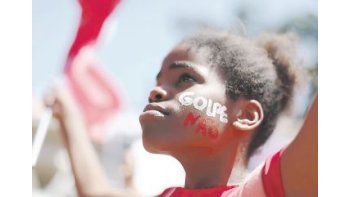 ámbito.com | Una niña ayer, durante la manifestación que apoyó a Dilma Rousseff en Brasilia. Los más humildes, los millones que salieron de la pobreza en los años del PT, intentan resistir lo que consideran un golpe de Estado.