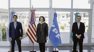 Funcionaria de embajada de EE.UU., con YPF