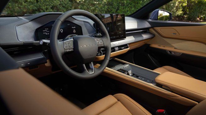Lexus lanzó su nuevo sedan premium