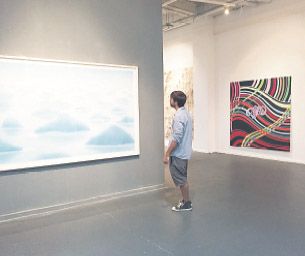 Los poéticos cúmulos azules de Ernesto Ballesteros y la pintura “Affaire”, de Cynthia Cohen, seductora como un cartel luminoso.