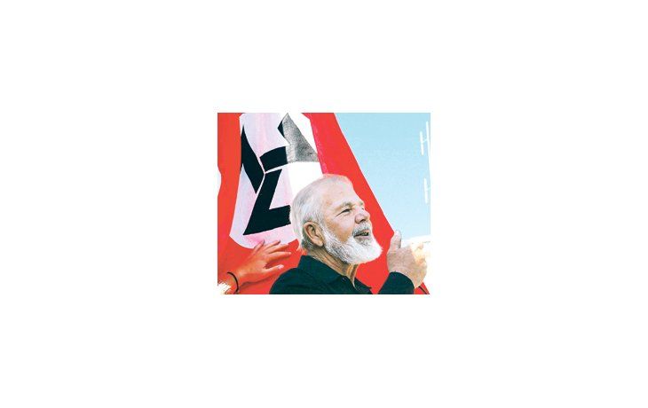 ámbito.com | Eugene Terreblanche, el asesinado líder de los supremacistas blancos de Sudáfrica, creó un movimiento que, ya desde su simbología, evocaba al nazismo.