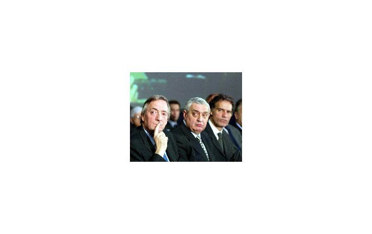 Néstor Kirchner, Adelmo Gaby (vice de la Bolsa) y Aníbal Ibarra escuchan el muy aplaudido discurso de Julio Werthein. A su turno, al Presidente no le fue tan bien.