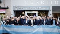 Axel Kicillof, junto a intendentes, en la puerta de la FAM. Algunos de ellos ya se anotaron en la carrera por la gobernación.