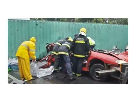 Tres turistas misioneros perdieron la vida y otros 2 resultaron con heridas de distinta consideración al ser aplastado el coche en que se desplazaban por un container