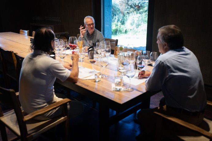 Tim Atkin en bodega Atamisque Tim Atkin en bodega Atamisque