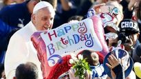 en su cumpleanos, francisco recibio a refugiados de asia y africa