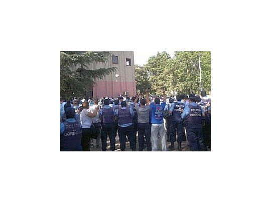 Excarcelan a un policía huelguista