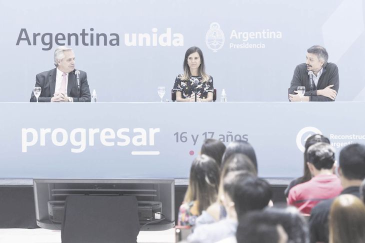 Anuncio. Alberto Fernández ayer junto a Fernánda Raverta y Máximo Kirchner  en anuncio por becas Progresar.