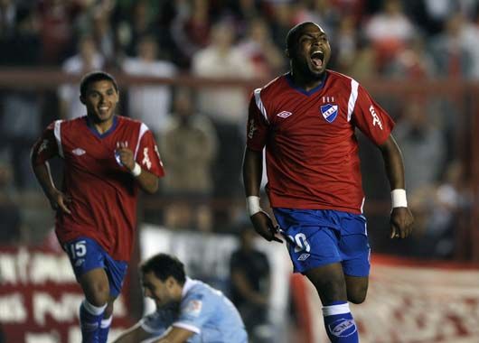 Santiago García grita el gol que hace cambiar todo. Al Bolso le quedan dos partidos de local y sueña con la clasificación.