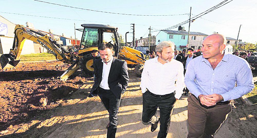 Rogelio Frigerio acompañó a Martiniano Molina en una caminata en las obras de urbanización que se están ejecutando en el barrio Los Álamos, de Ezpeleta.