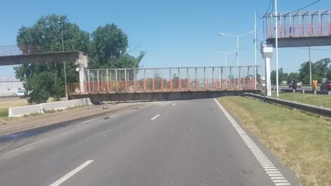 El puente quedó tendido sobre la calzada luego del impacto del camión.&nbsp;