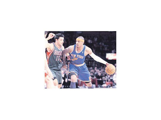 Delfino marca a Carmelo Anthony, la nueva estrella que esperanza a los Knicks.