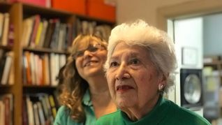 Sara Facio con Cinthia Rajschmir, dirctora del documental Haber estado ahí.