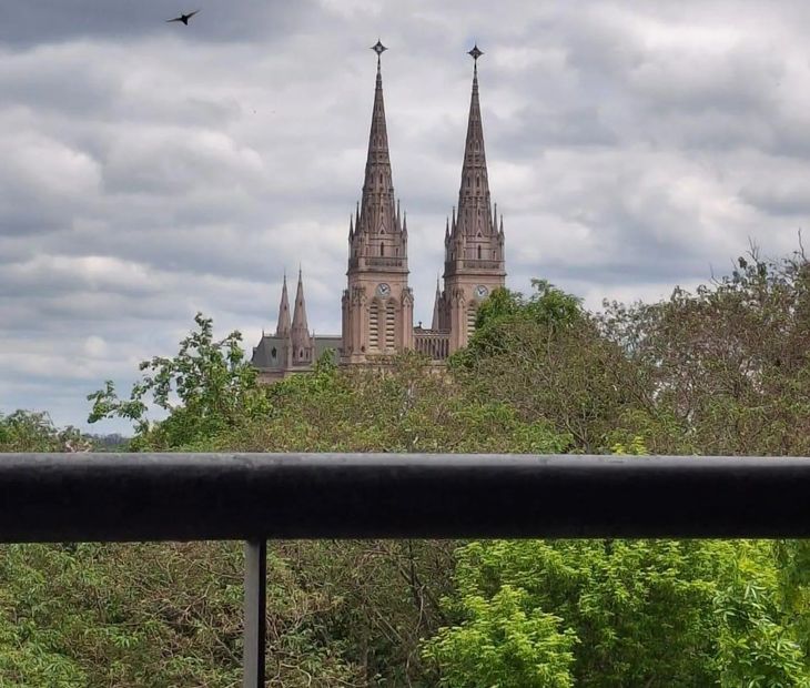 Vista desde el balcón de una propiedad ubicada en Luján. El movimiento también se refleja en las búsquedas de alojamiento: según los datos difundidos sobre la plataforma Propio, crecieron un 1.803% allí Vista desde el balcón de una propiedad ubicada en Luján. El movimiento también se refleja en las búsquedas de alojamiento: según los datos difundidos sobre la plataforma Propio, crecieron un 1.803% allí
