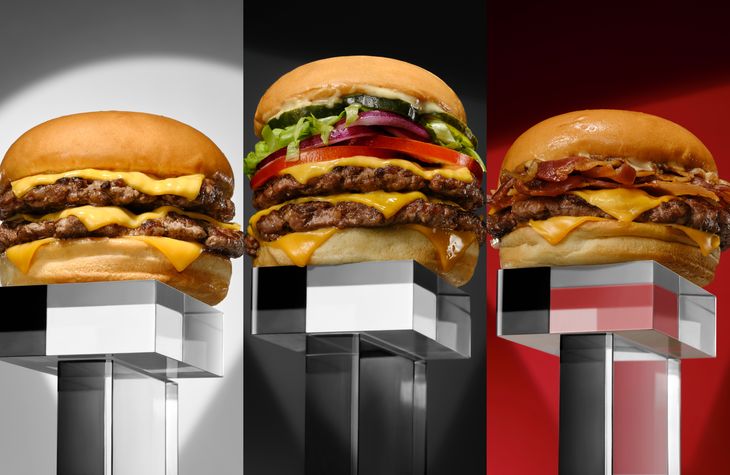 La nueva carta apuesta a lo esencial: tres combos de hamburguesas, con carne de Muge, pan de Kalis y versiones simple, doble o veggie. La nueva carta apuesta a lo esencial: tres combos de hamburguesas, con carne de Muge, pan de Kalis y versiones simple, doble o veggie.