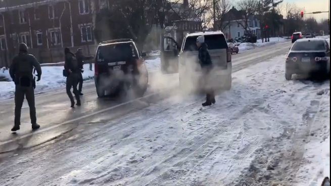 Un agente del ICE no dudó en dispararle a una mujer en EEUU, luego de que intentará escapar del Servicio de Inmigración y Control de Aduanas.