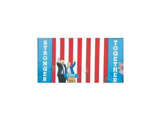 “MÁS FUERTES JUNTOS”. Se leyó en el escenario de Portsmouth, New Hampshire, durante la oficialización del respaldo de Bernie Sanders a Hillary Clinton.