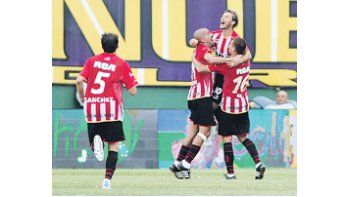 Juan Sebastián Verón marcó el triunfo de Estudiantes y Gastón Fernández y Germán Re se sumaron al festejo.