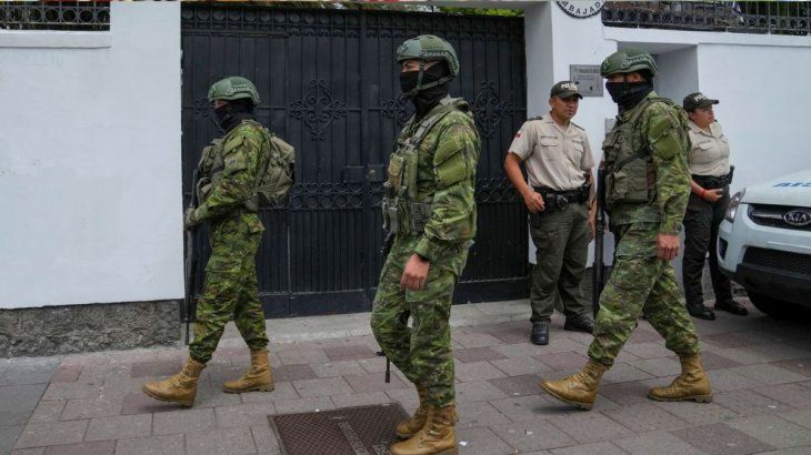 Ecuador invadió la embajada de México en Quito rompiendo el derecho internacional