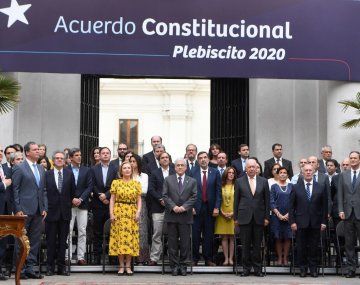 El presidente Piñera encabezó un acto formal en La Moneda para promulgar la convocatoria a un plebiscito sobre la reforma constitucional.