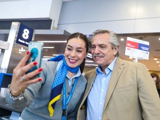 aeroparque. Alberto F. voló ayer a Santa Fe para el debate y hoy estará en Rosario junto a intendentes del PJ.
