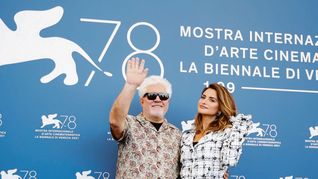Venecia 2021. Pedro Almodóvar y Penélope Cruz, su estrella de “Madres paralelas” que abrió ayer el certamen.