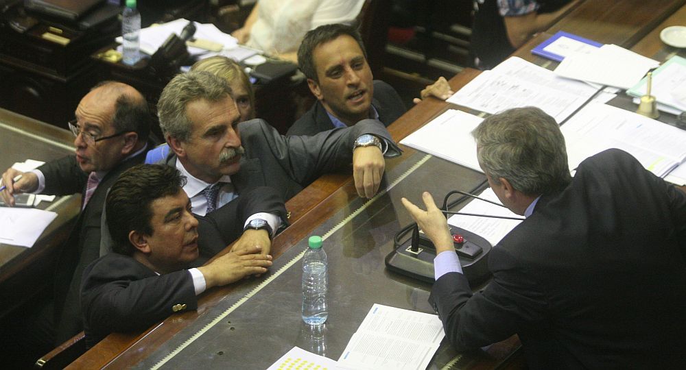 La tensión se vivió en todo el recinto. Monzó discutiendo con la oposición. Foto Ignacio Petunchi.