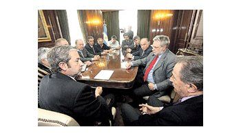 ámbito.com | Julio Cobos hizo ayer oposición al recibir en su despacho a la Mesa de Enlace agropecuariajunto al senador radical por Río Negro Pablo Verani.