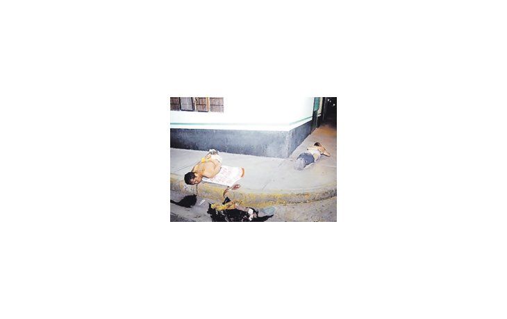 ámbito.com | El sitio Blog del Narco difundió ayer algunas de las imágenes de las masacres del fin de semana. En esta foto, el cuerpo atado de una víctima en calles de la colonia Ciudad Cuauhtémoc.