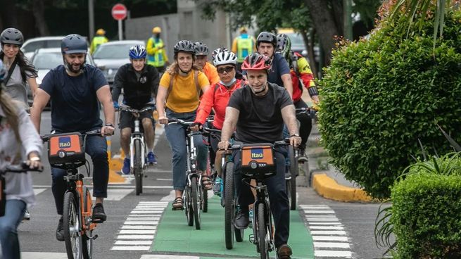 Subaru incorpora un airbag frontal que se activa al detectar un impacto, protegiendo a los ciclistas de golpes directos contra el parabrisas.