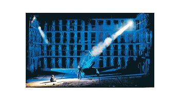 «Edipo», con la fuerza visual de la escenografía de Alfons Flores, la iluminación de Peter van Praet y el vestuario de Lluc Castells.