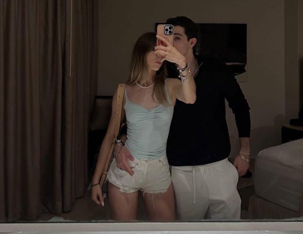 Tatiana Floes hizo varios posteos en sus redes sociales con su novio, el influencer de 24 años, Leonardo Leal Cantú. Las imágenes, que muestran a ambos en un ambiente relajado y cómplice, han sido interpretadas por muchos fans como una posible confirmación de un romance.