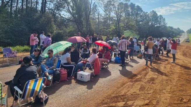 Docentes motorizaron una nueva jornada de cortes de rutas en Misiones.