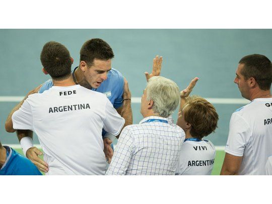 Delpo y Delbonis abrazados. Uno ganó y el otro perdió, pero la serie está abierta (Foto: Prensa AAT/Sergio Llamera).