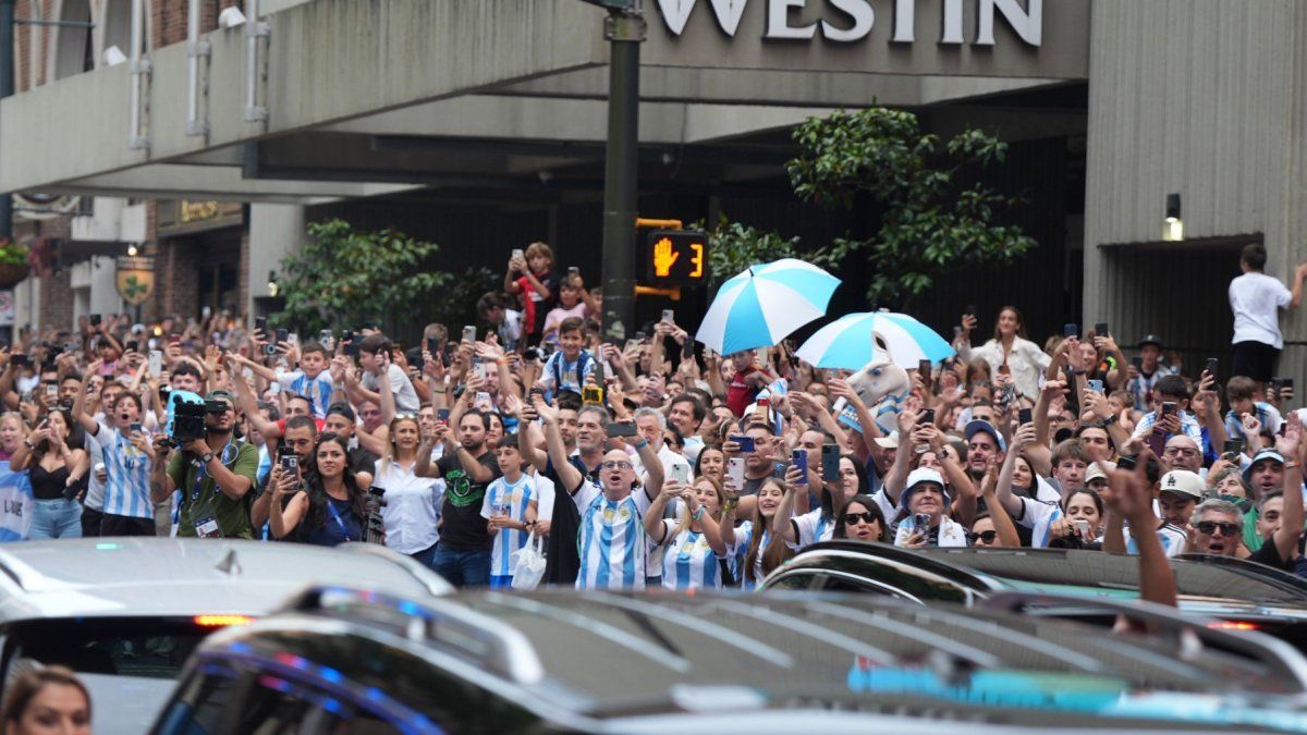 The Argentine National Team, hours before the debut in the Copa América: fans in the hotel and the team almost confirmed