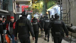 La Policía de la Ciudad desplegó un operativo simultáneo en 15 barrios populares con más de 1.500 efectivos, controles urbanos y clausuras de comercios. La Policía de la Ciudad desplegó un operativo simultáneo en 15 barrios populares con más de 1.500 efectivos, controles urbanos y clausuras de comercios.