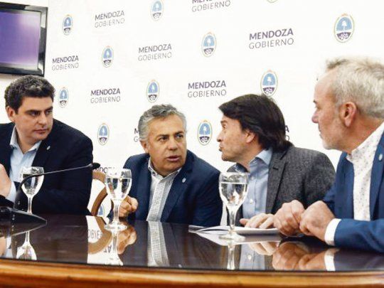 OBJETIVO. El gobernador Cornejo anunció con parte de su gabinete económico el plan de obras que quiere llevar adelante en los próximos meses.